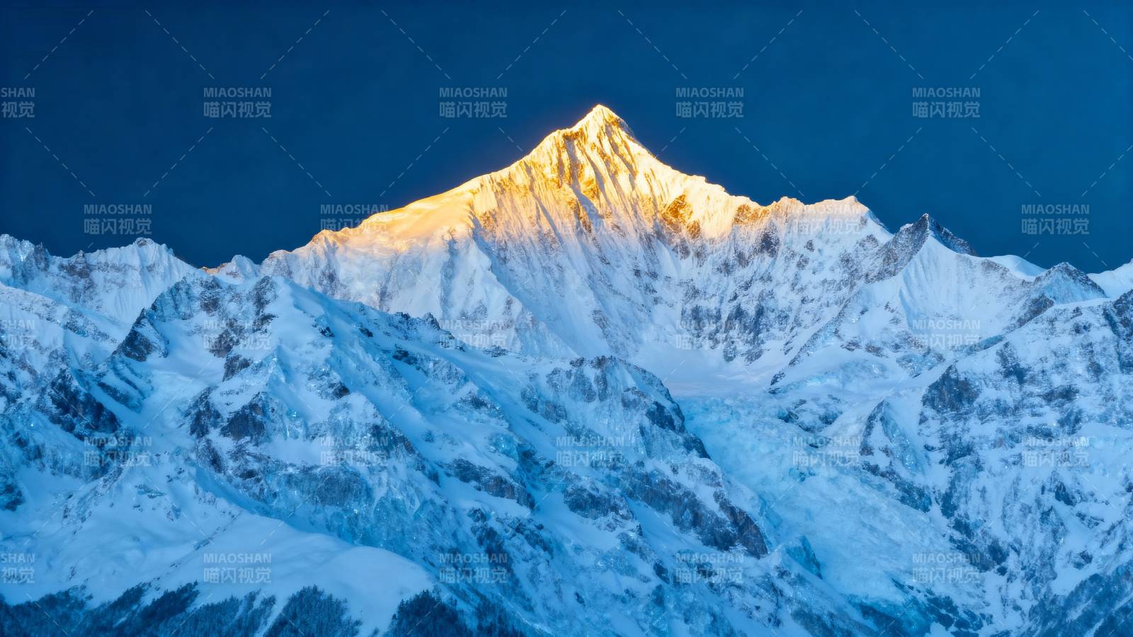 雪山之巅 晨光初照图片