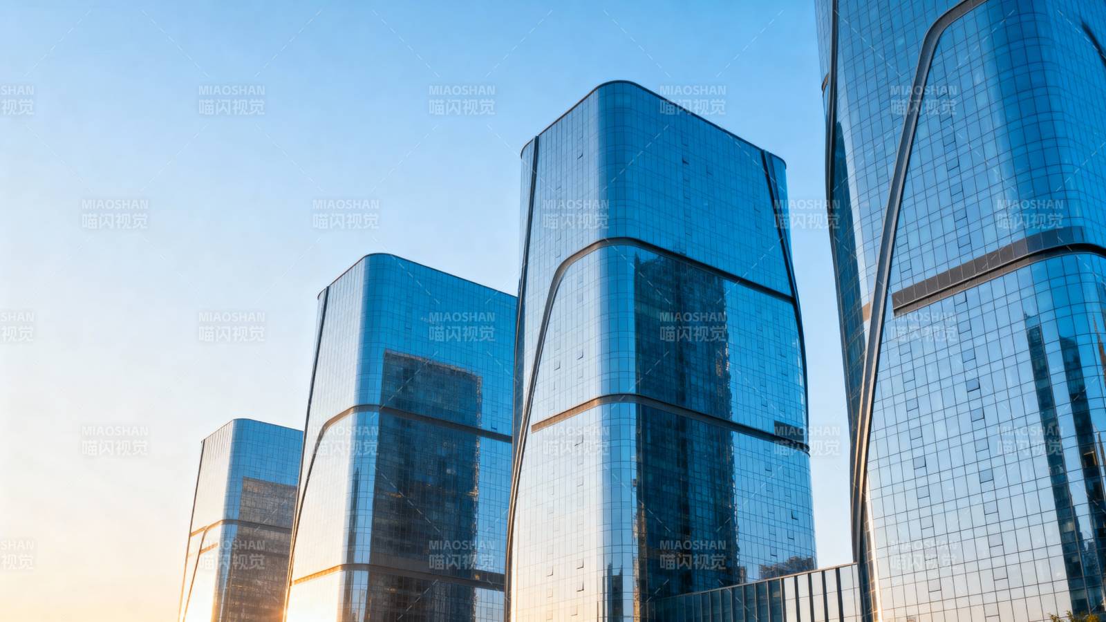 现代玻璃建筑群图片