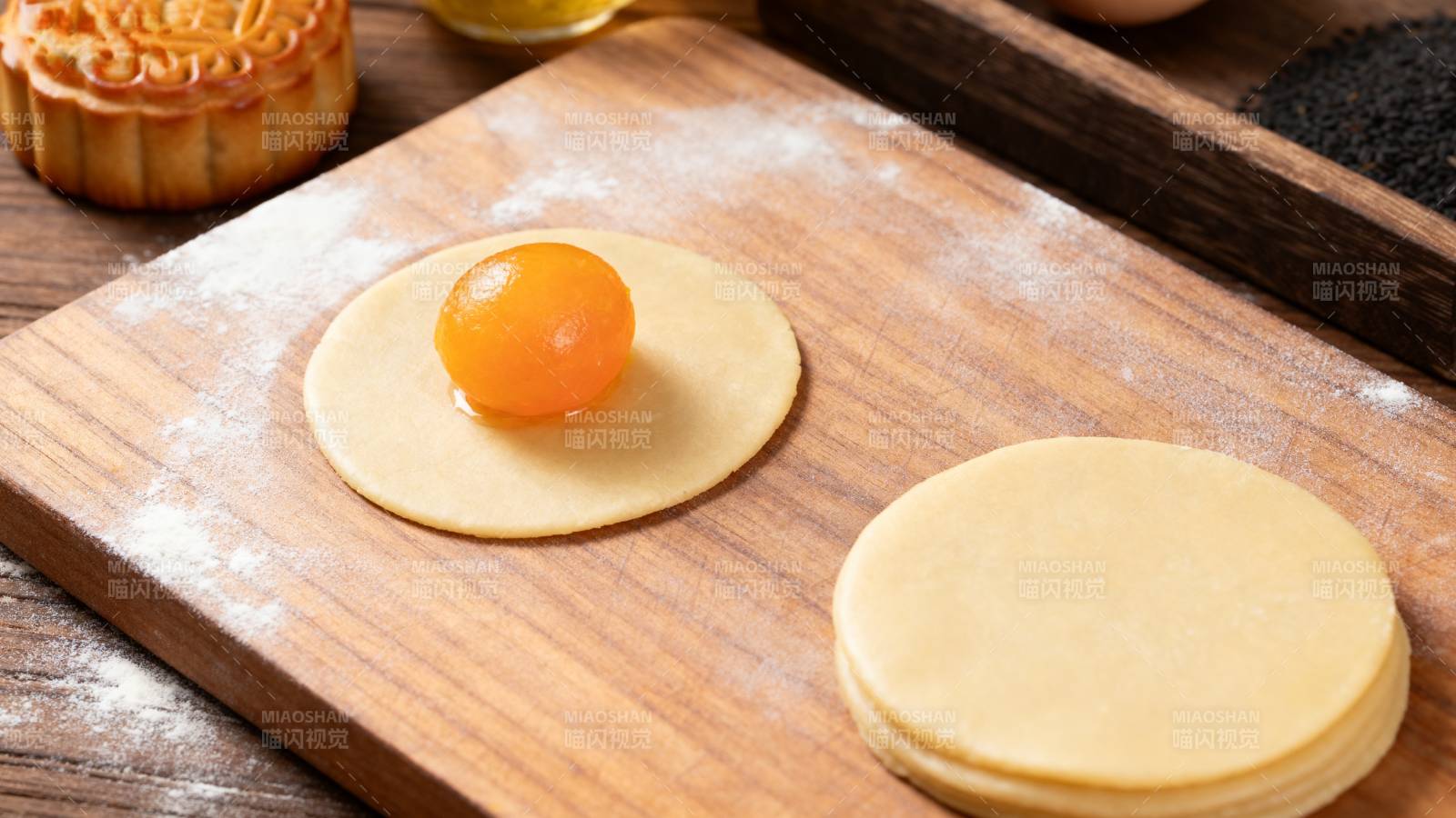 制作蛋黄酥图片