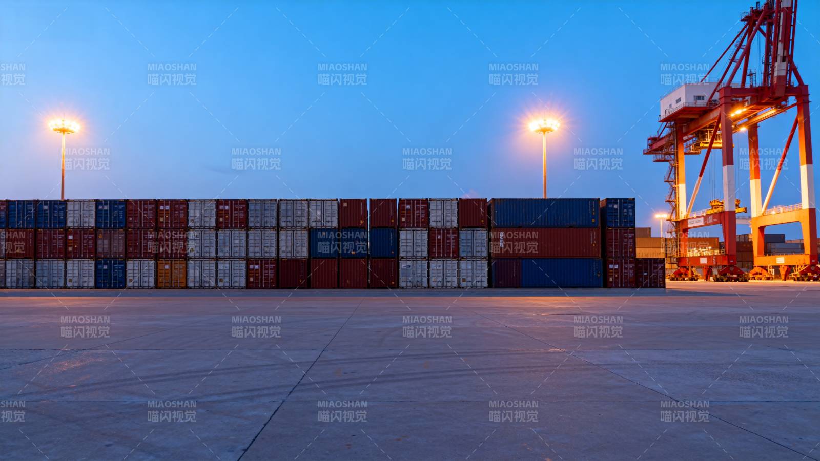 集装箱码头夜景图片