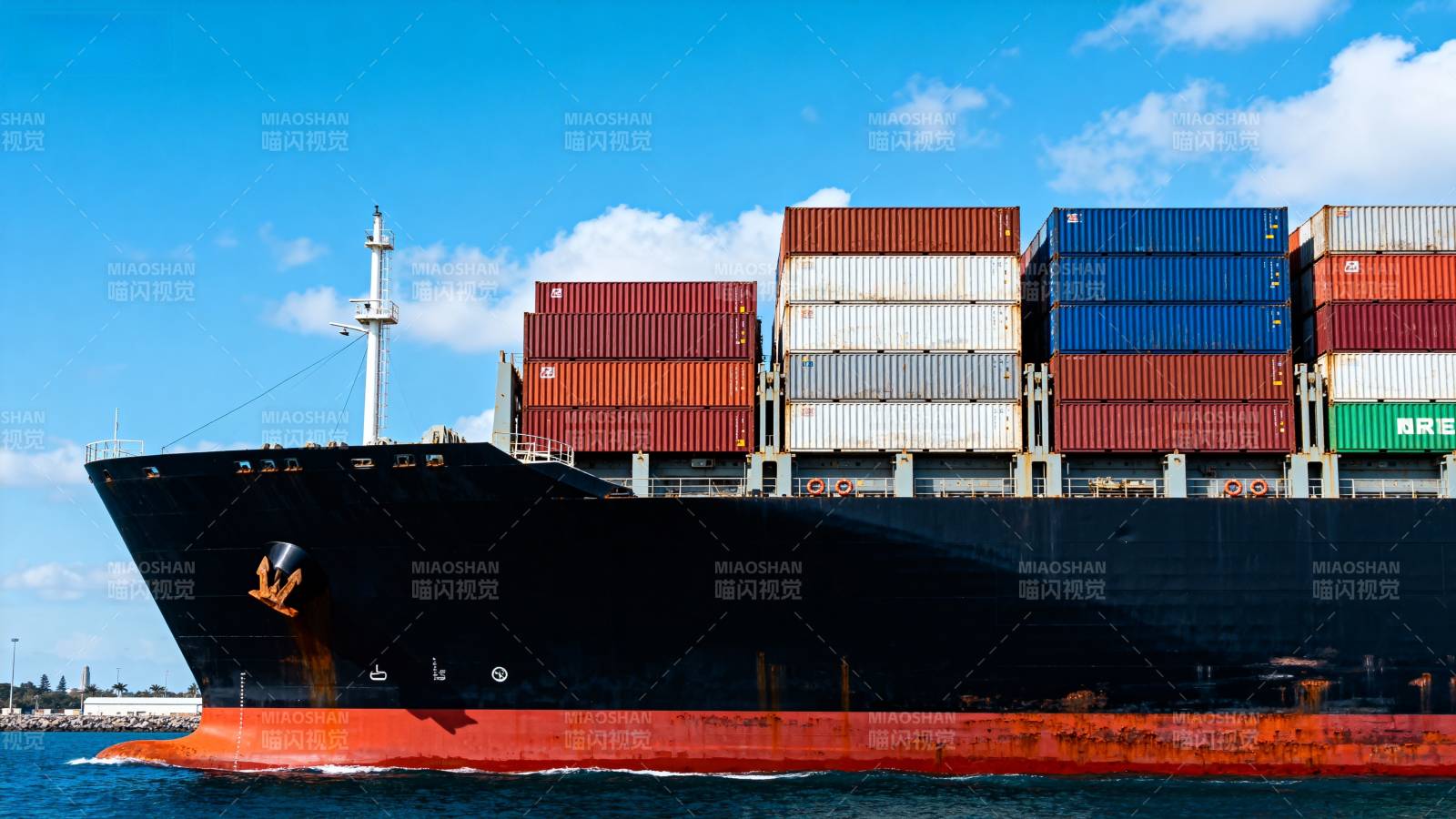 集装箱货轮航行图片