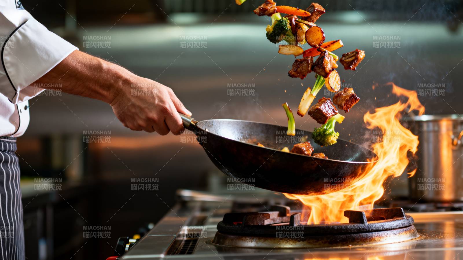 火焰翻炒美味佳肴图片