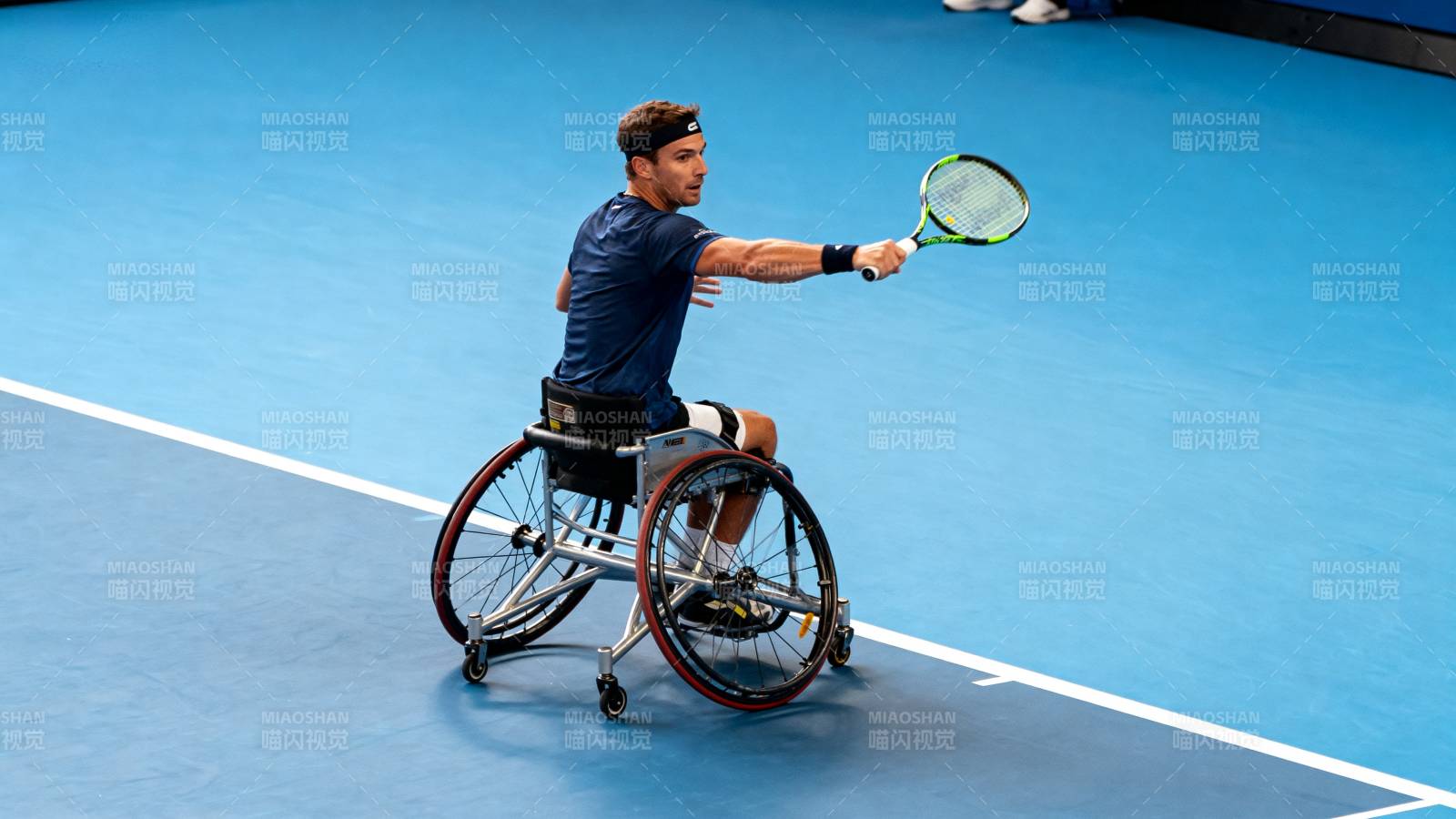 轮椅网球运动员挥拍图片
