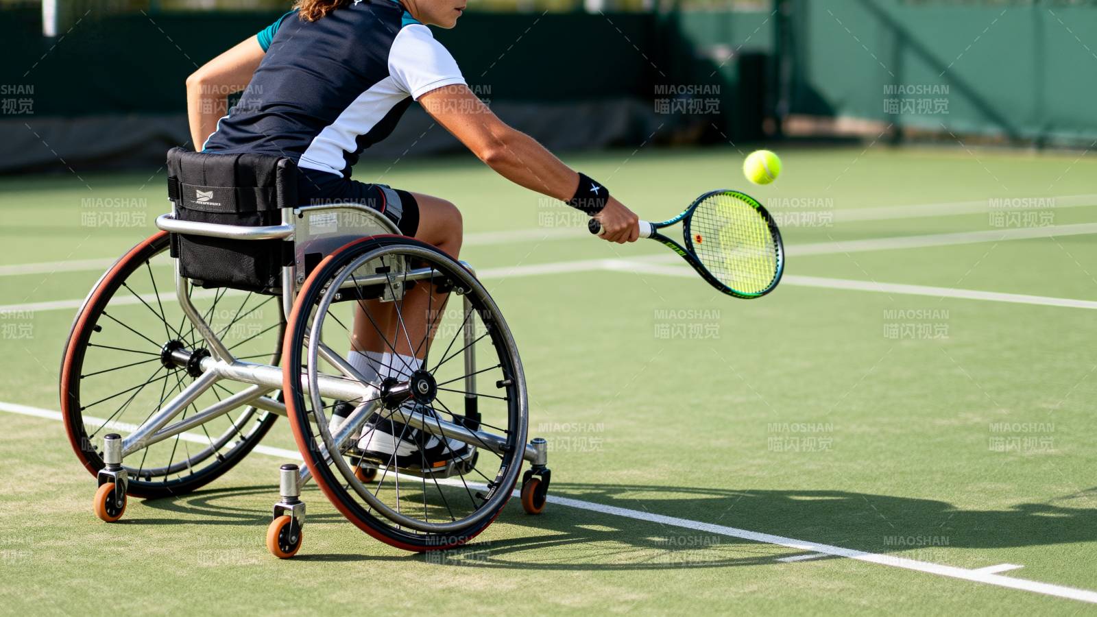 轮椅网球运动员挥拍图片