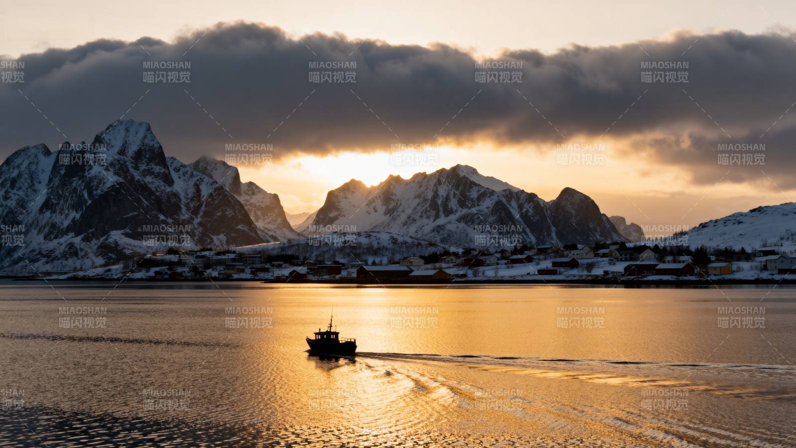 雪峰映日 渔舟归航图片