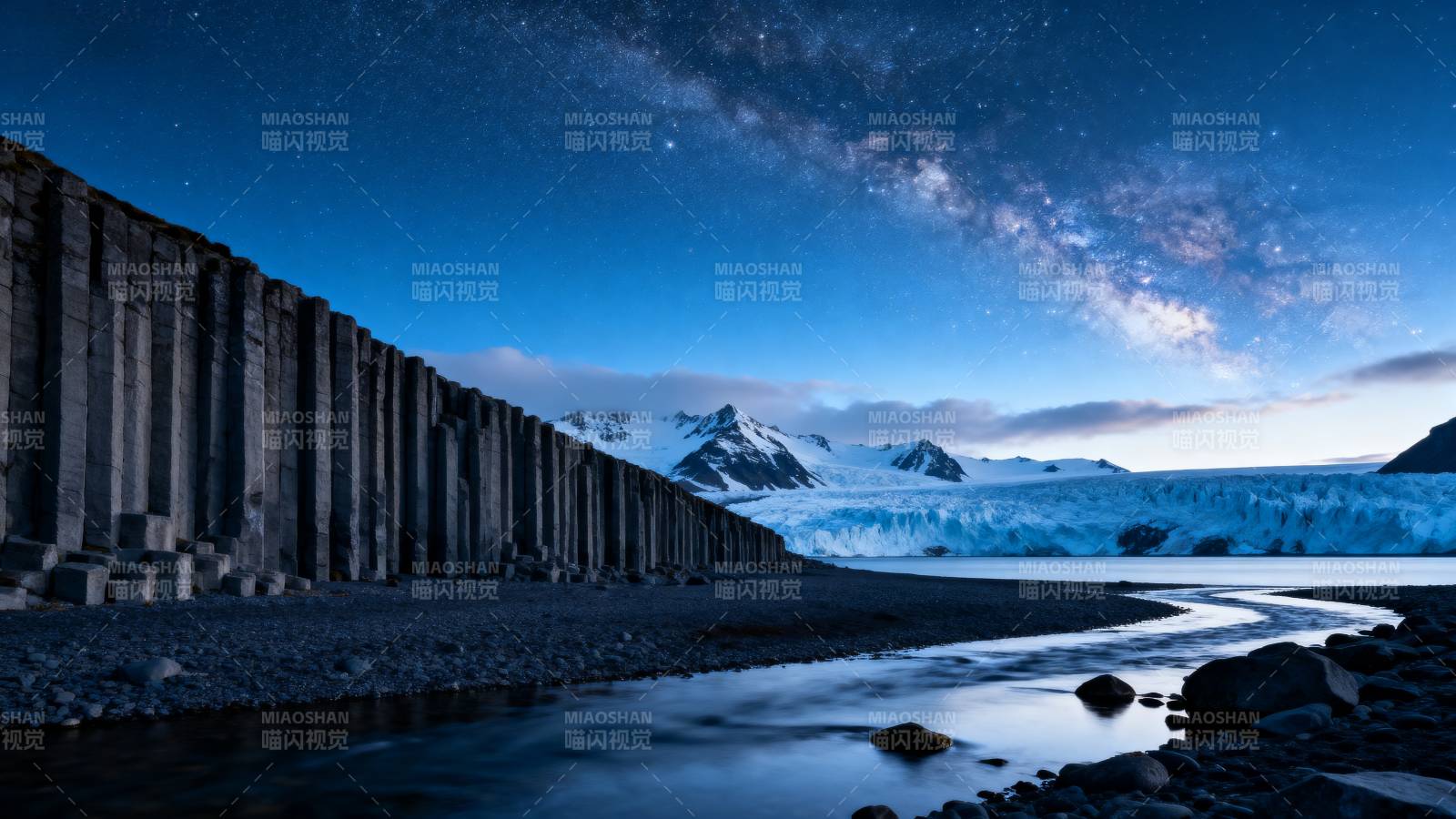 星河下的冰川夜景图片