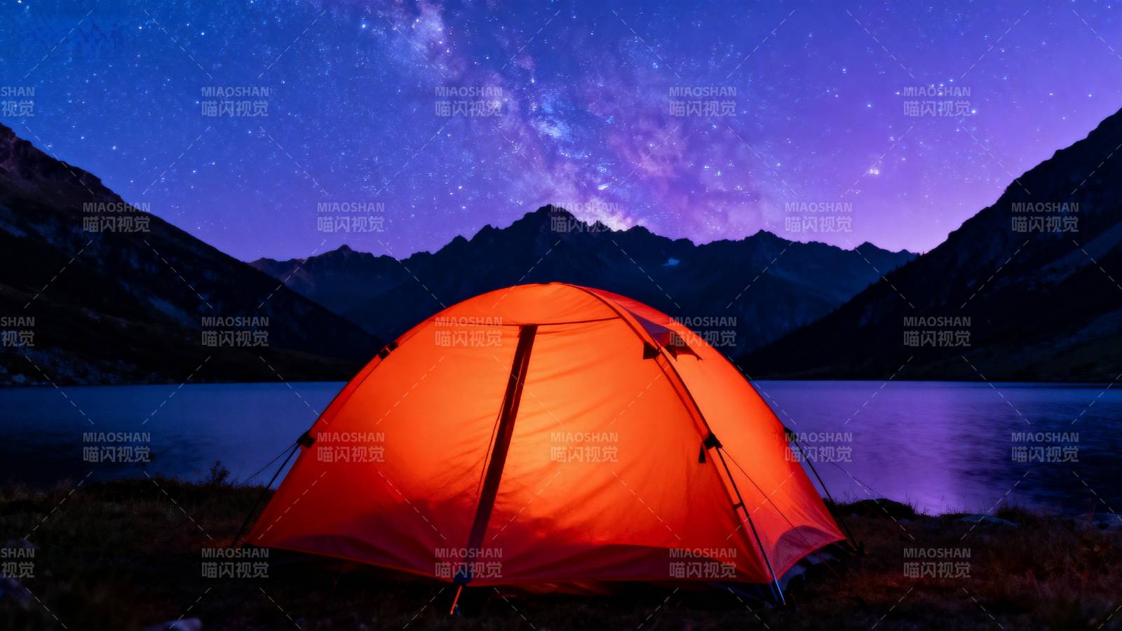 星空下湖畔露营帐篷夜景图片