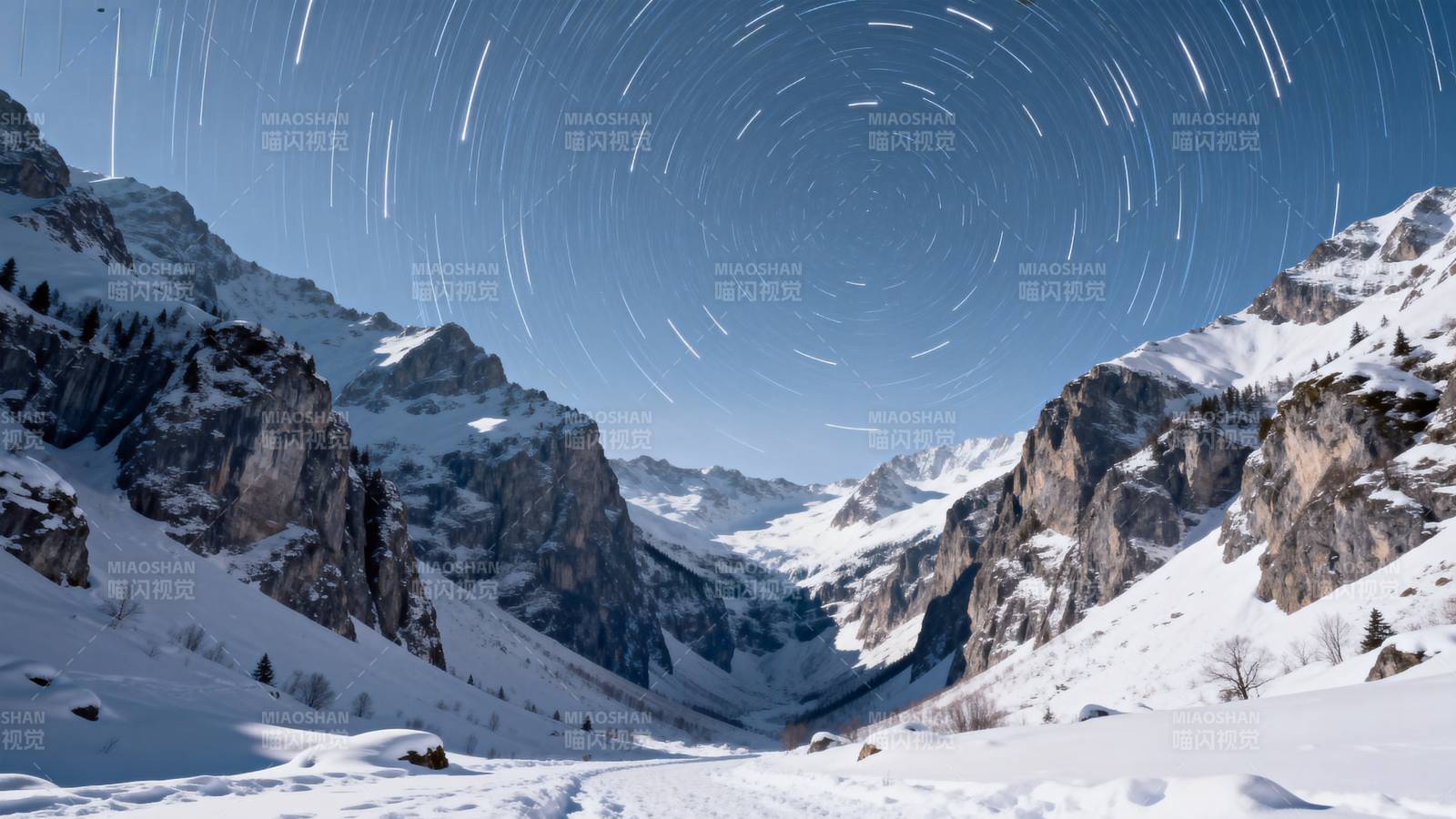 雪山星轨夜景图片