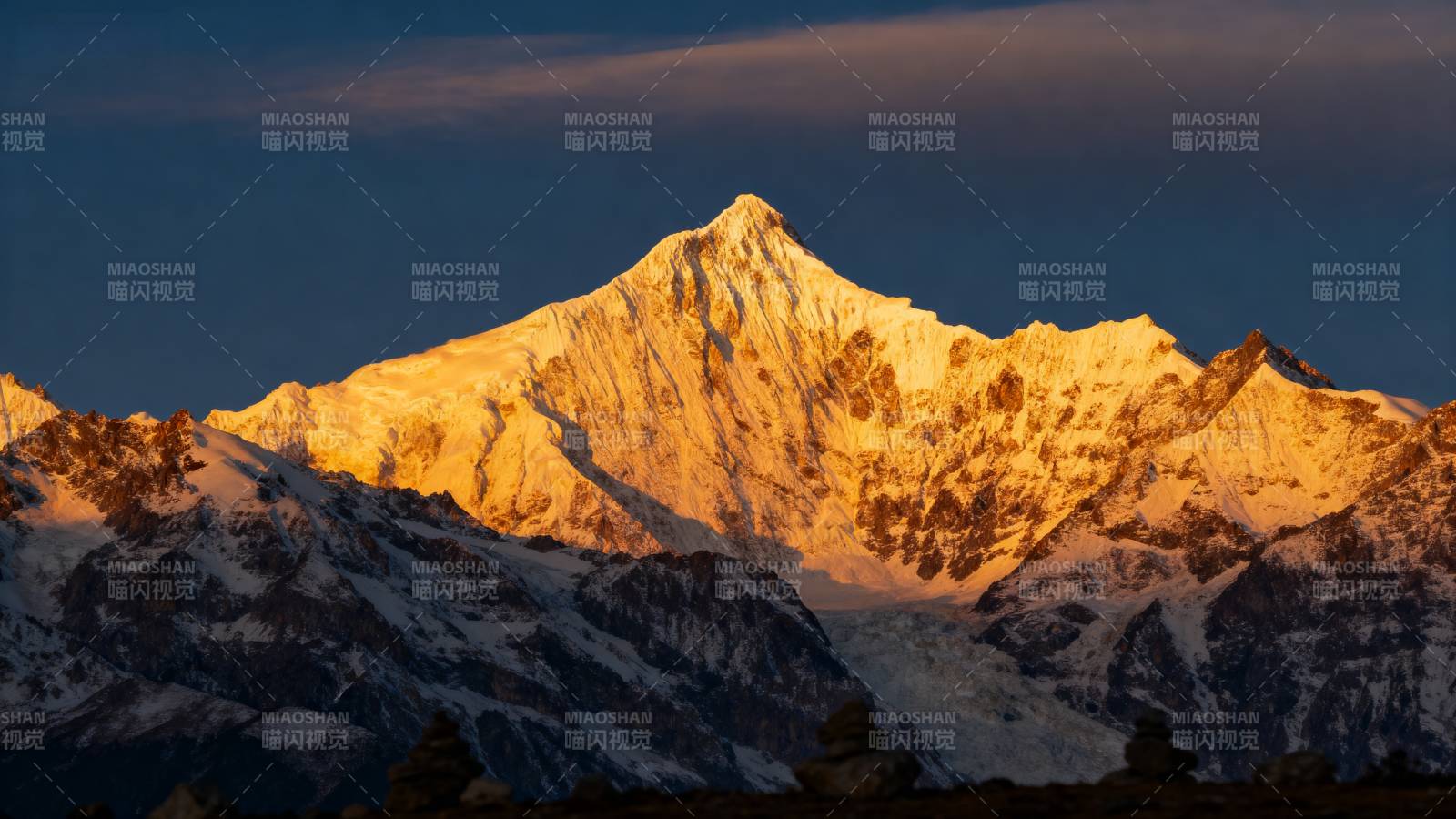 雪山日出美景图片