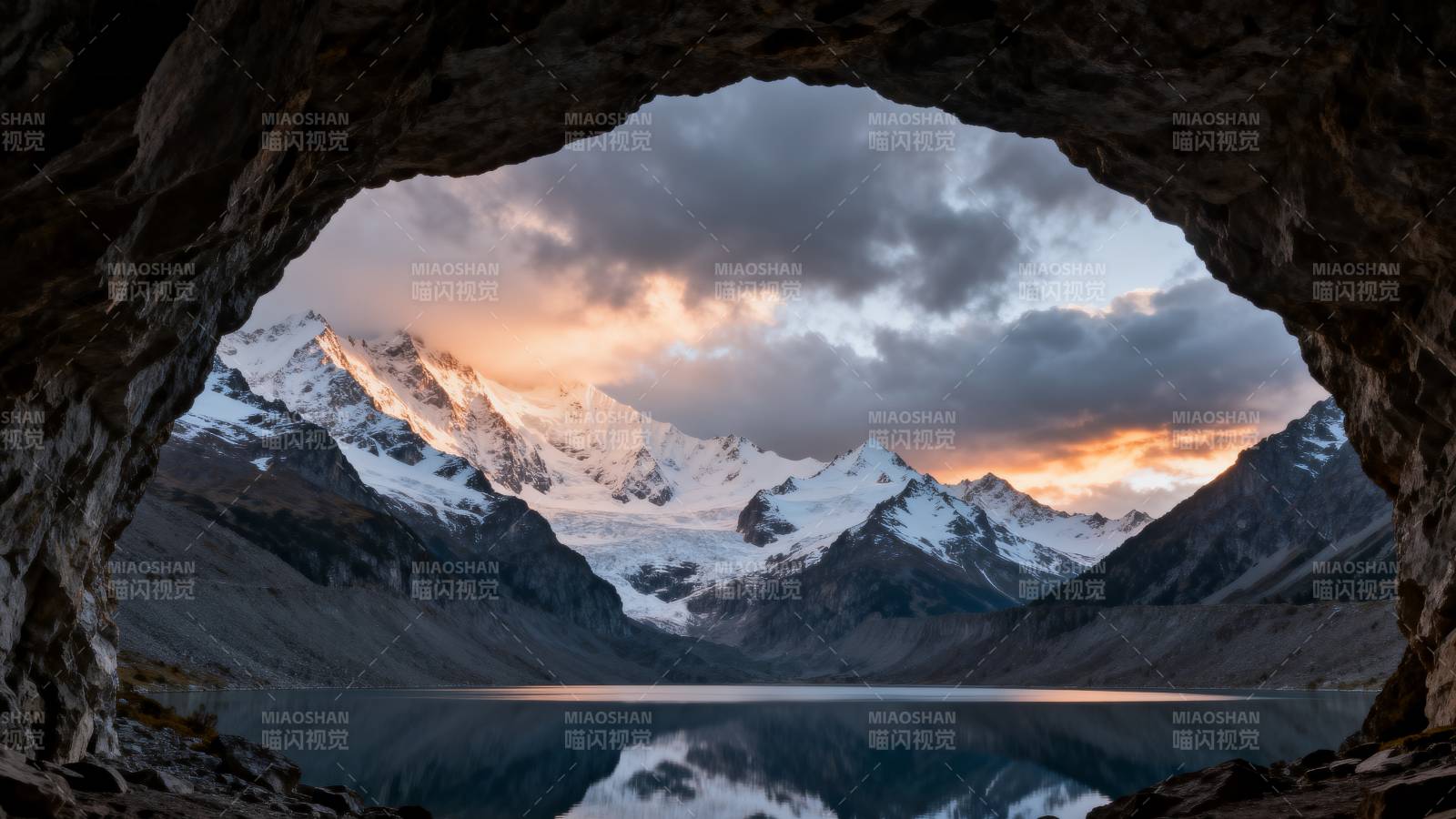 洞中雪山倒影图片