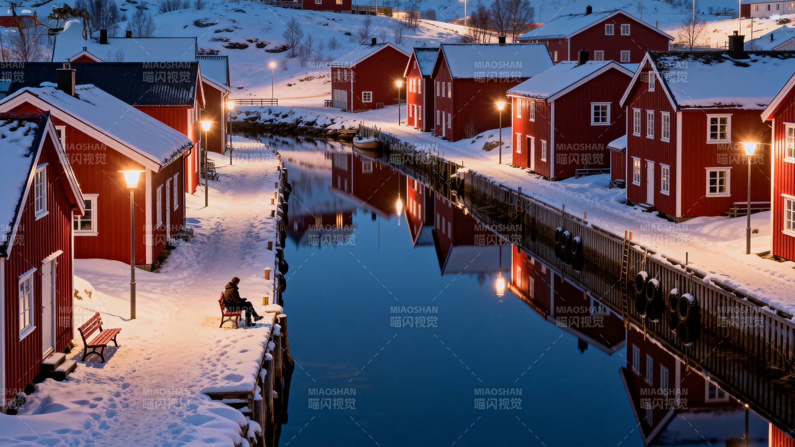 雪夜红屋映水影图片