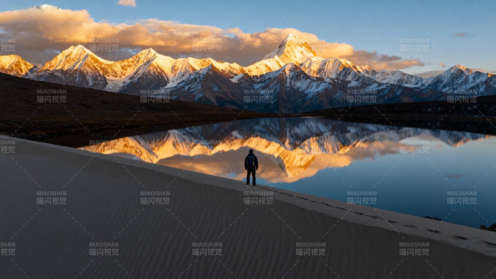 雪山倒影湖畔人影图片
