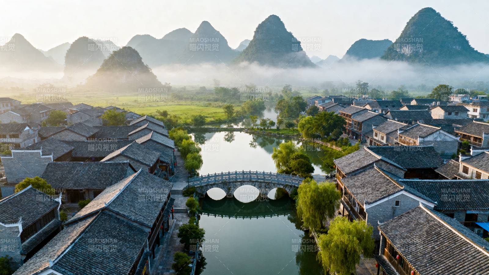 山水古镇晨雾图片