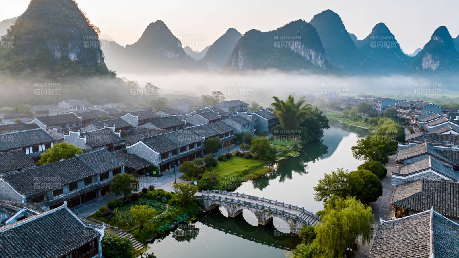 山水古镇晨雾图片