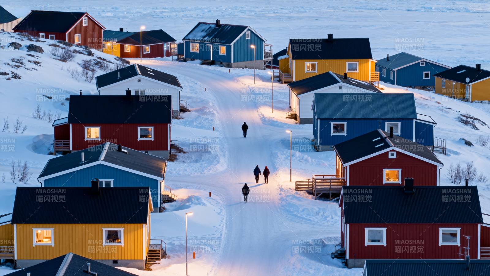 雪夜小镇灯火温暖图片