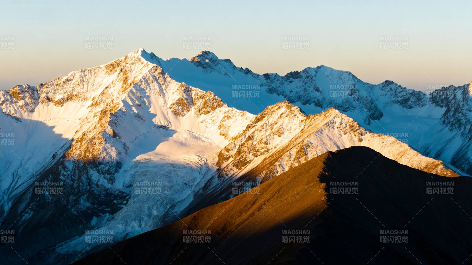 雪山晨曦图片