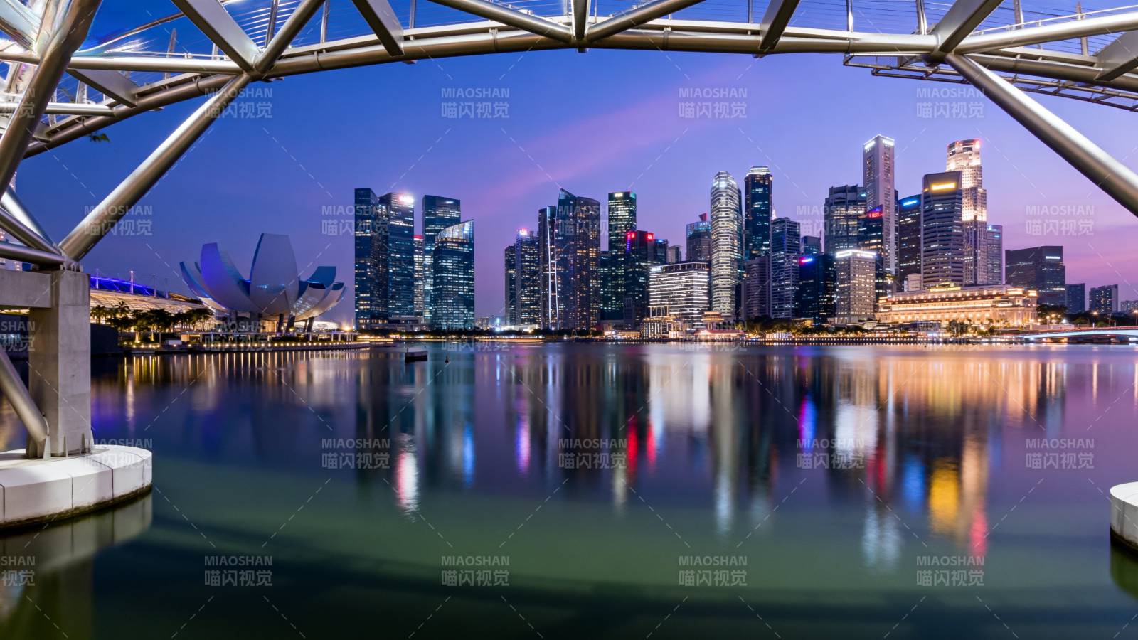 城市夜景倒影图片