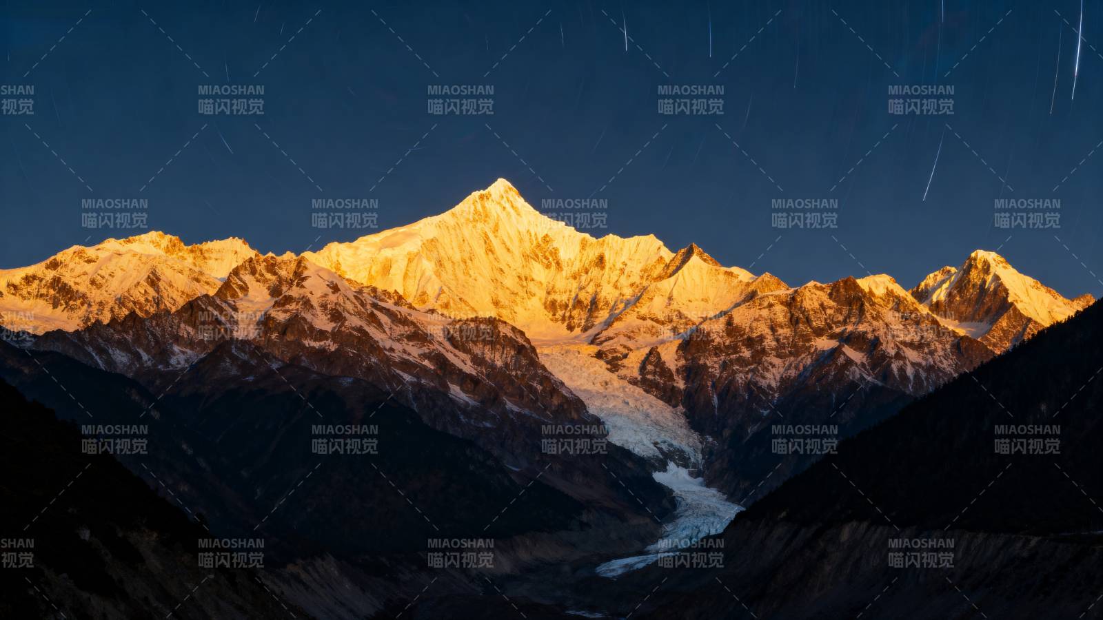 雪山夜景 星轨辉映图片