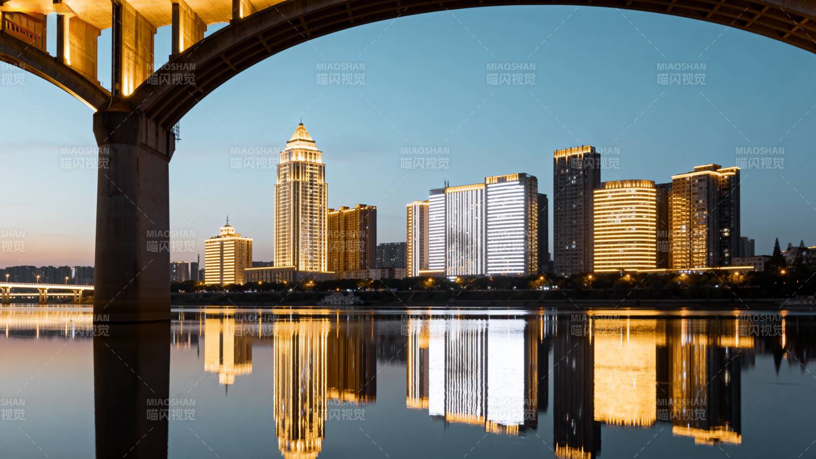 城市夜景倒影图片