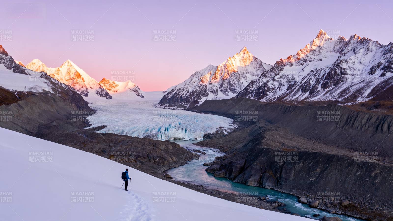 雪山冰川晨曦图片