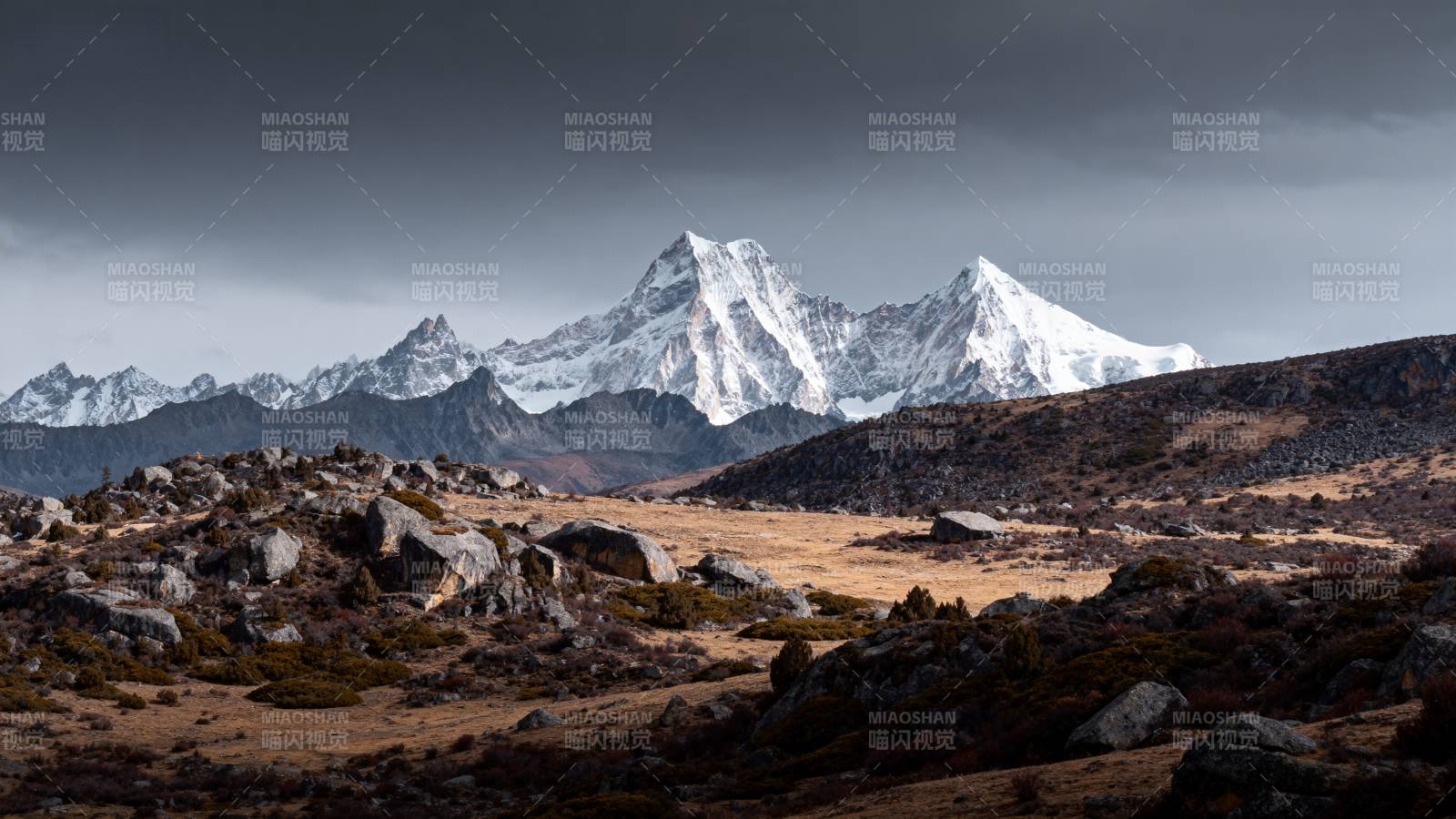 雪山巍峨 荒原静谧图片
