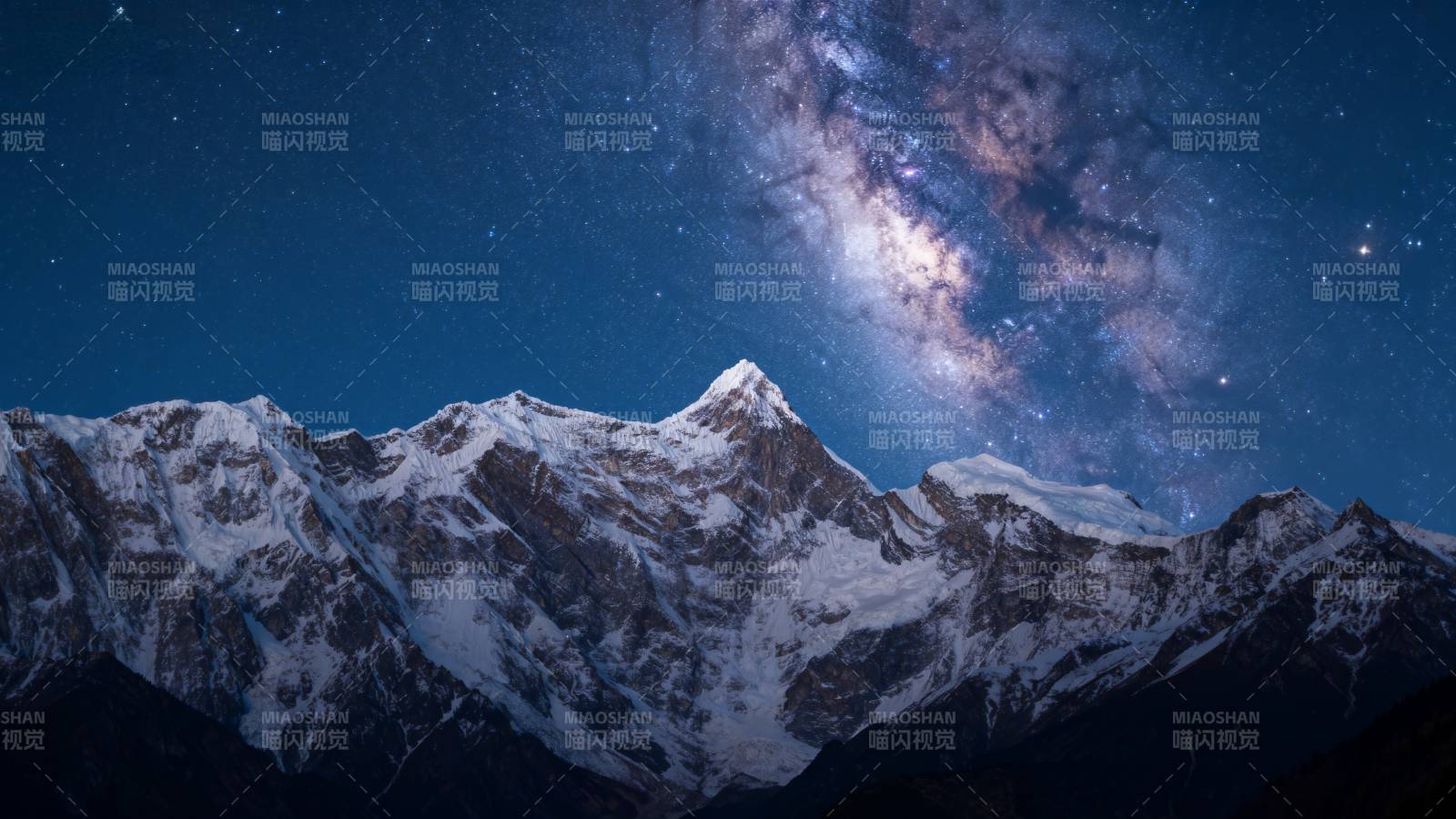 雪山银河夜景图片