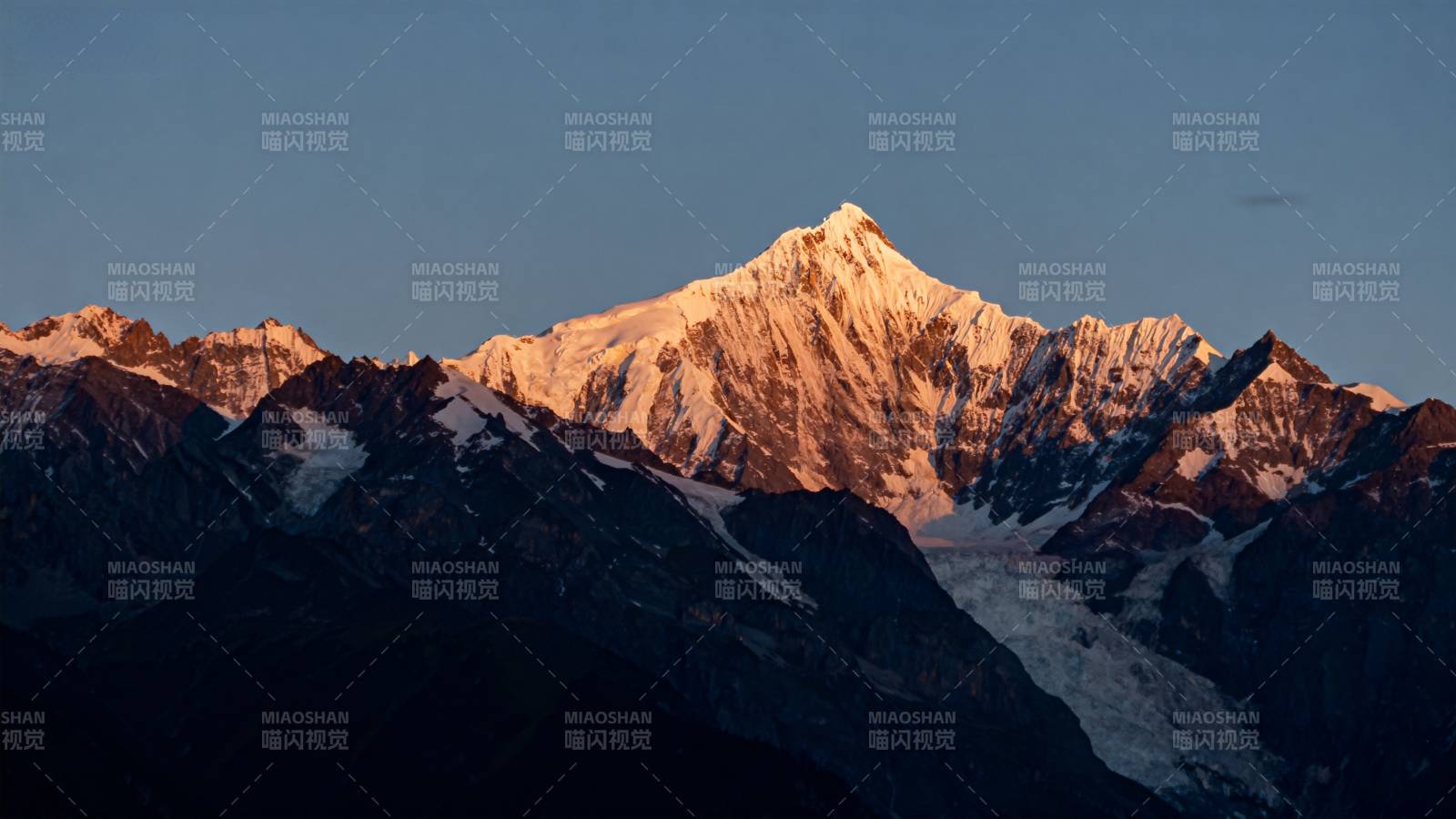 雪山日出美景图片