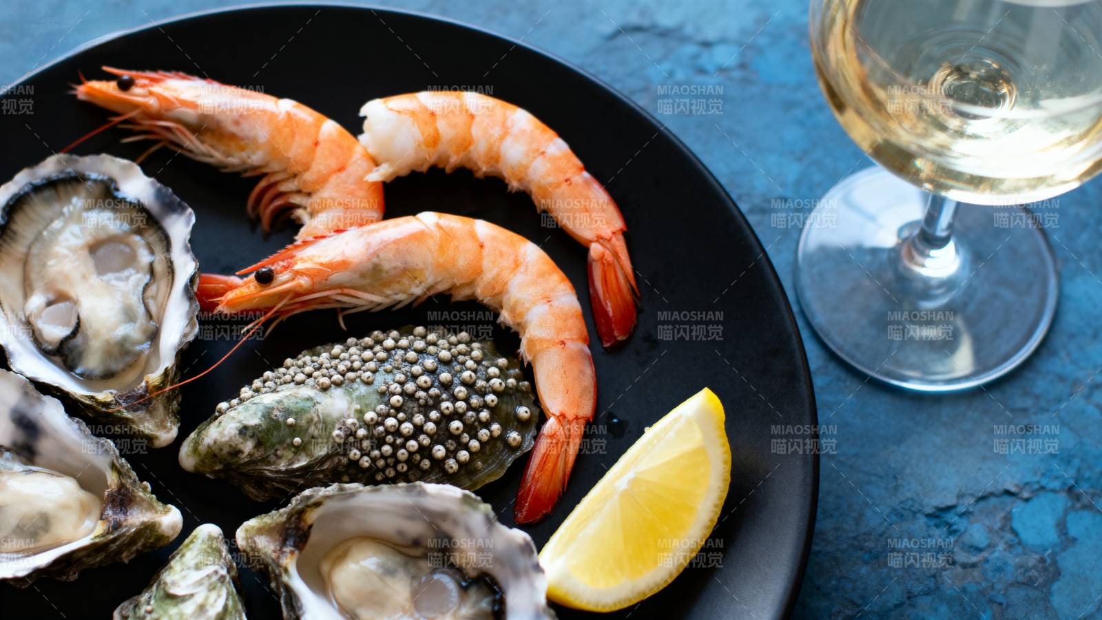 海鲜拼盘配白葡萄酒图片