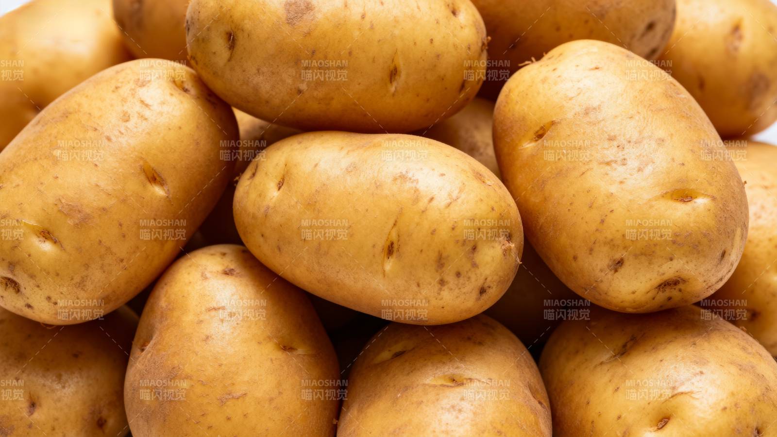 金黄土豆堆叠图片