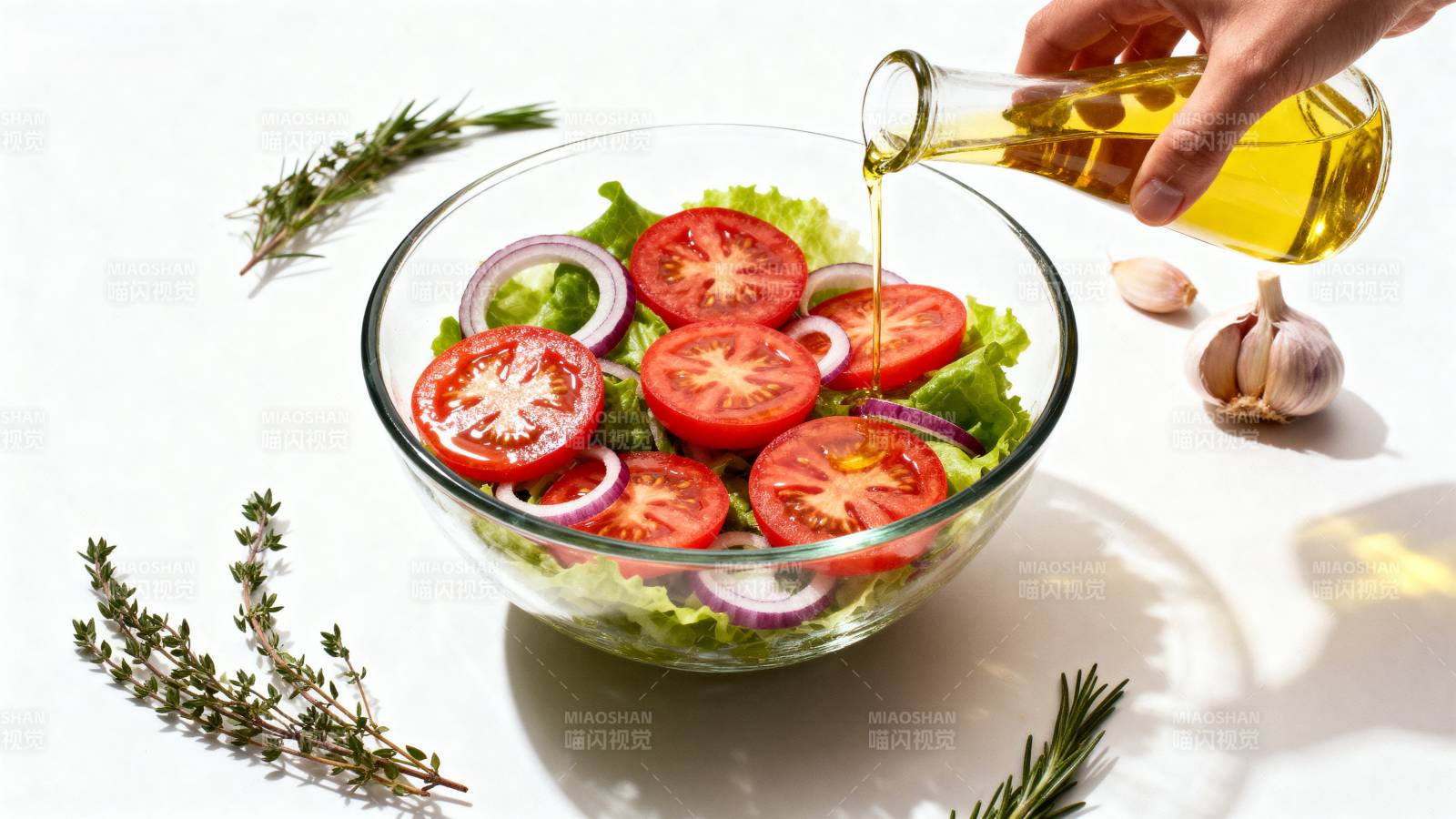 橄榄油淋沙拉图片