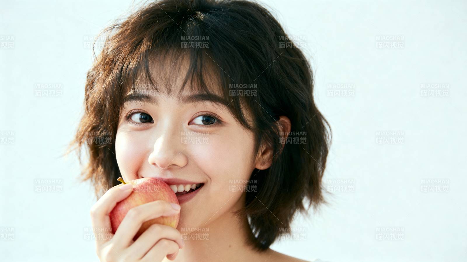 少女咬苹果微笑图片
