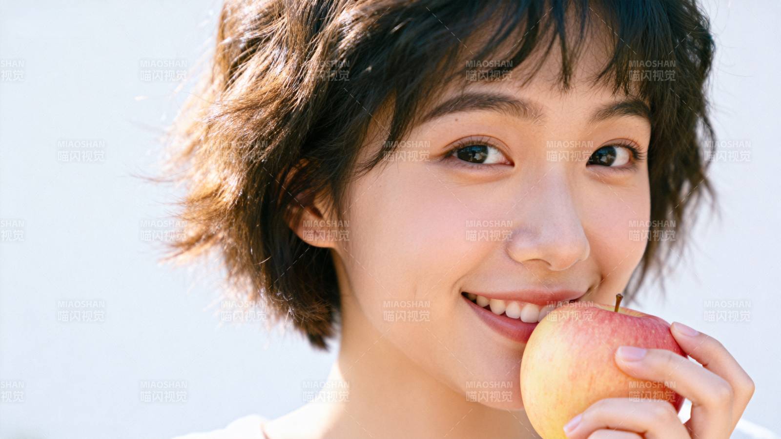 微笑女子咬苹果图片