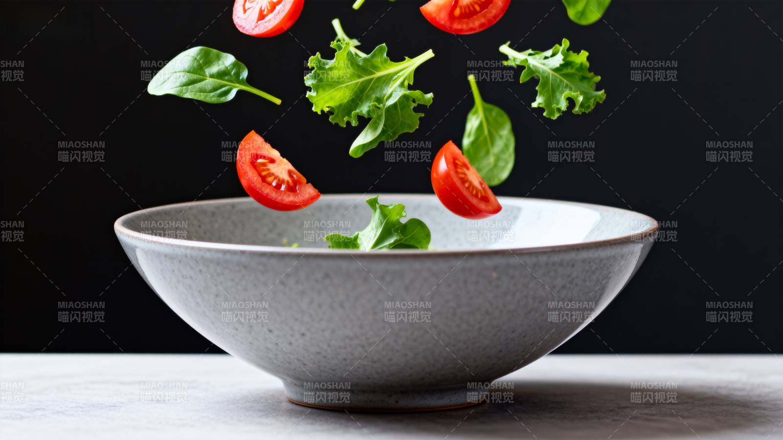 蔬菜飞入碗中图片