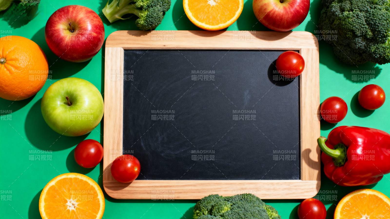 健康食材环绕黑板图片