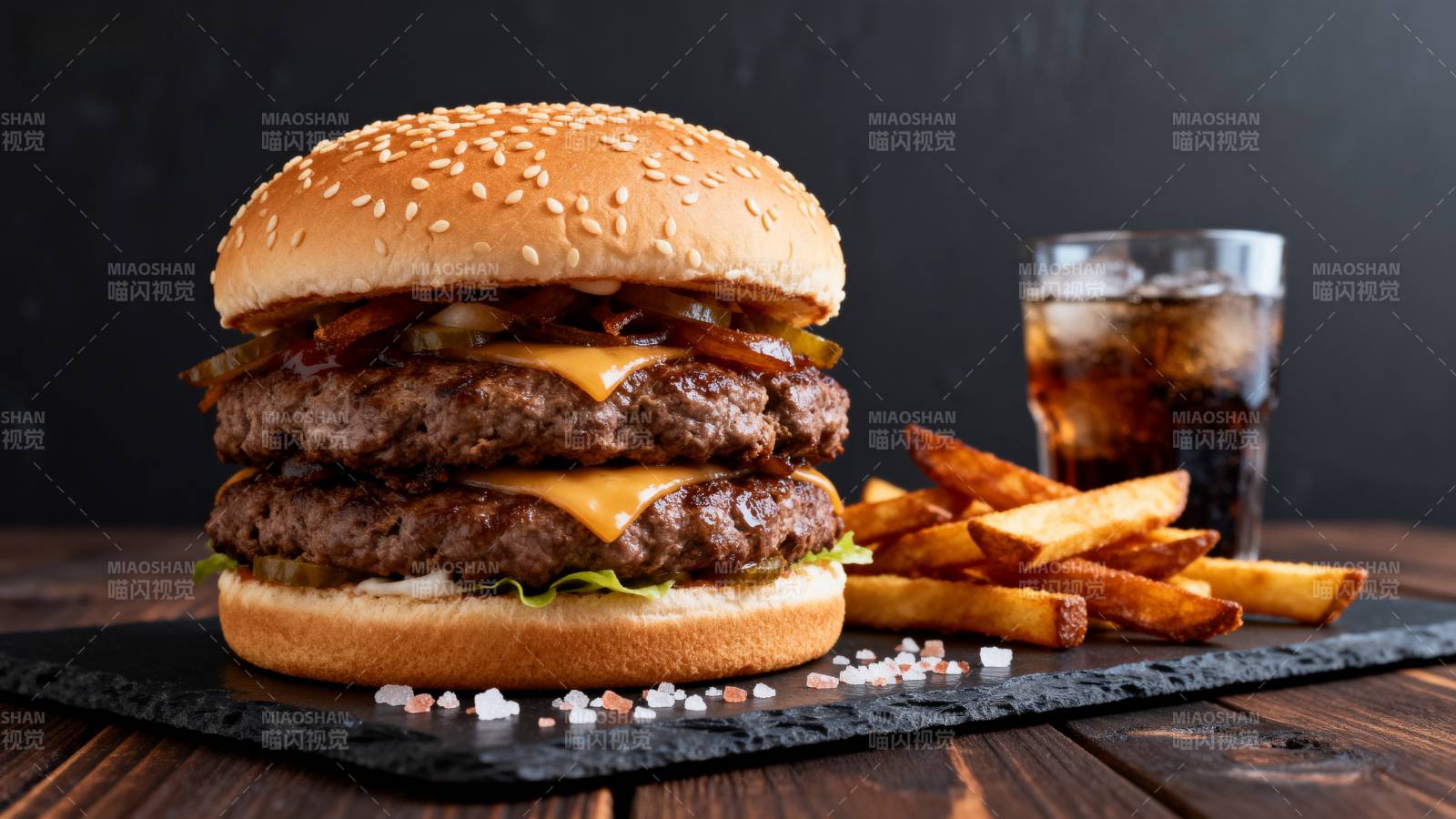 美味双层汉堡配薯条图片