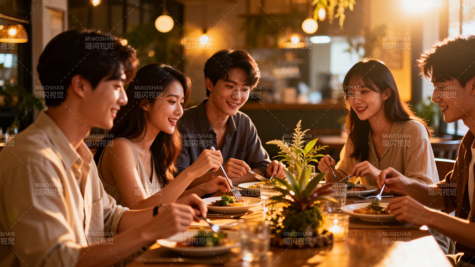 朋友聚餐欢笑时光图片