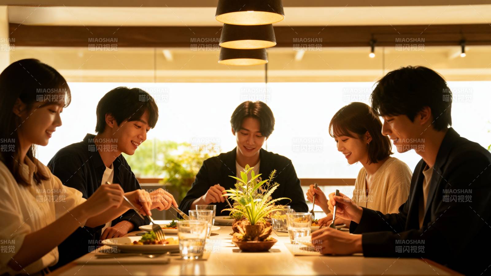 朋友聚餐温馨时刻图片