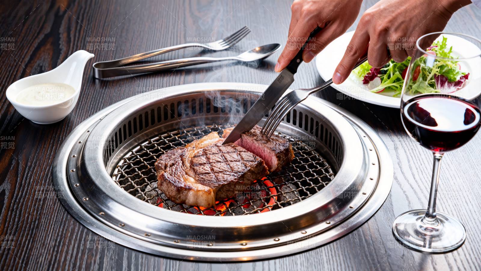 烤牛排配红酒图片