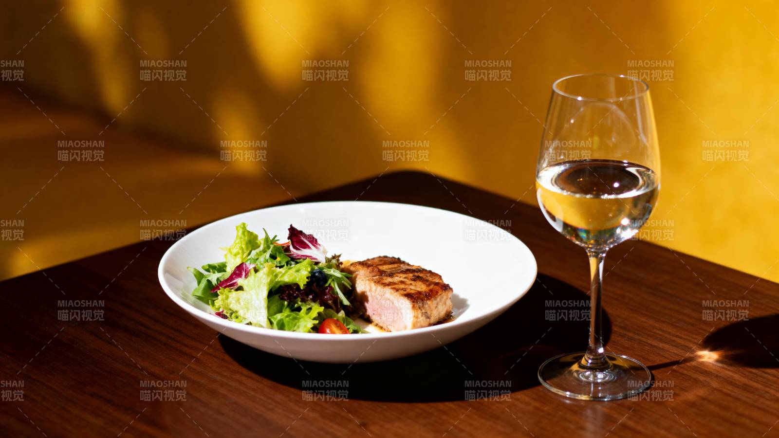 美食与美酒相伴图片