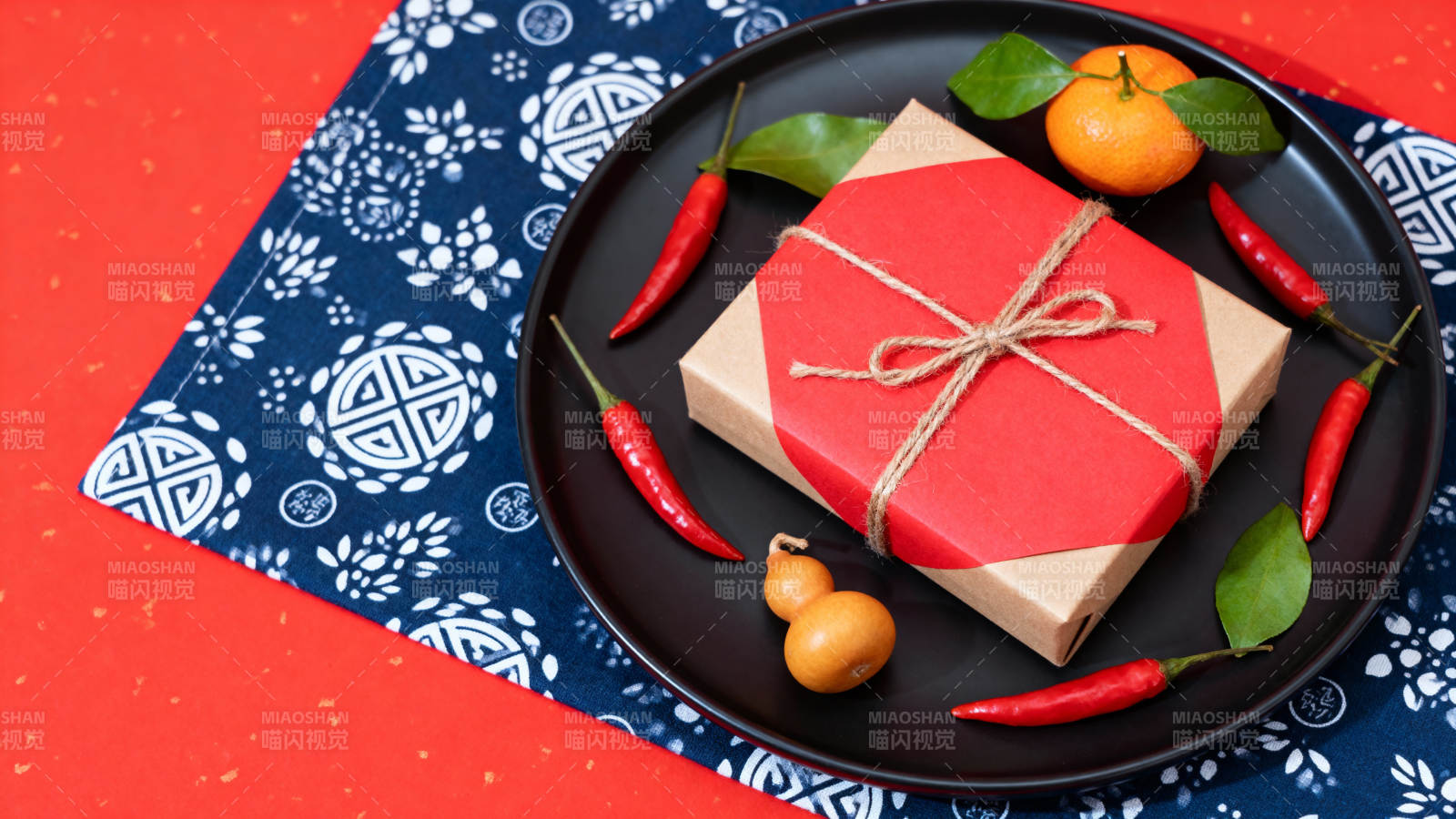 红礼盒伴果椒静置图片