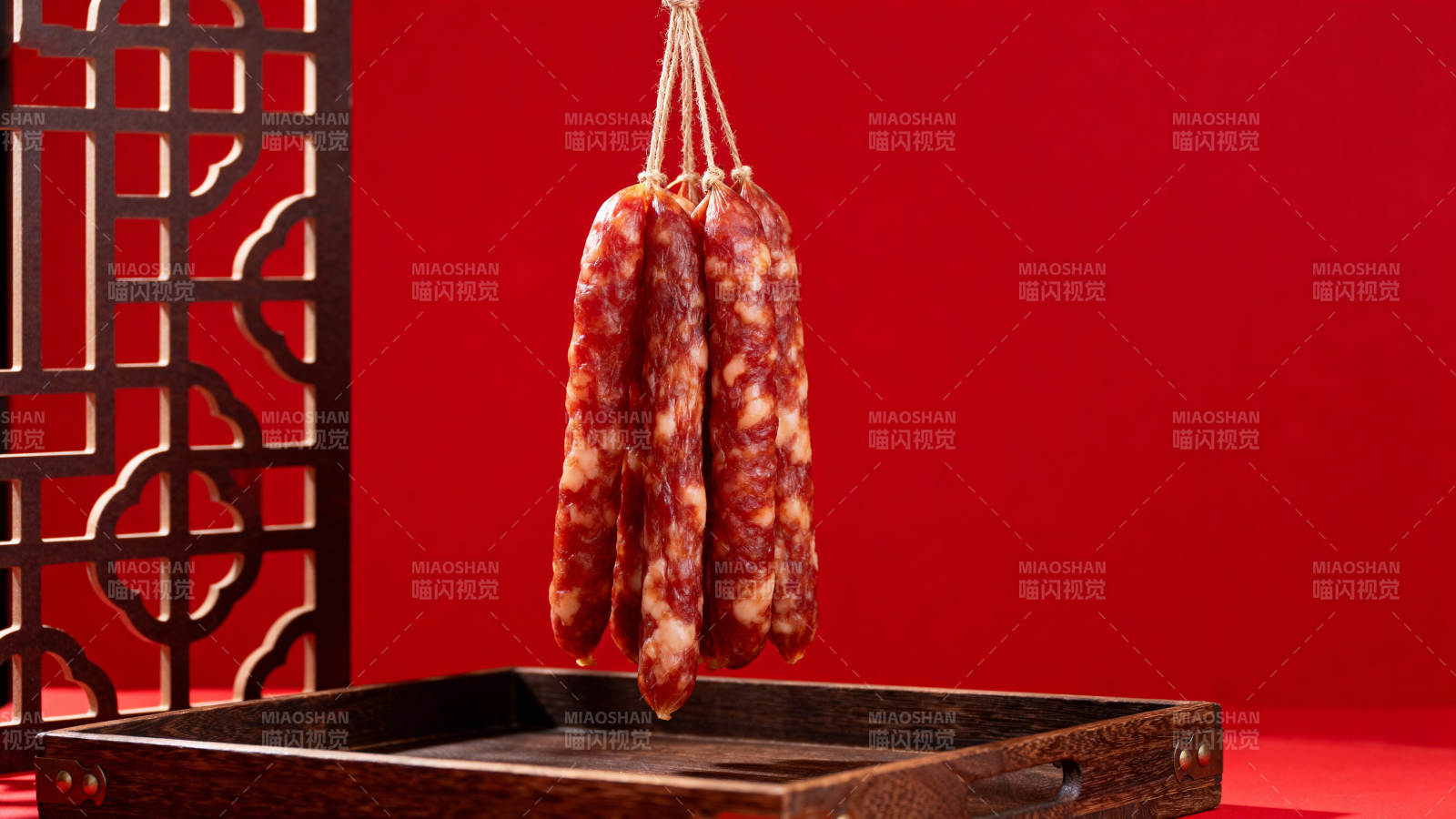 腊肠悬挂红背景图片