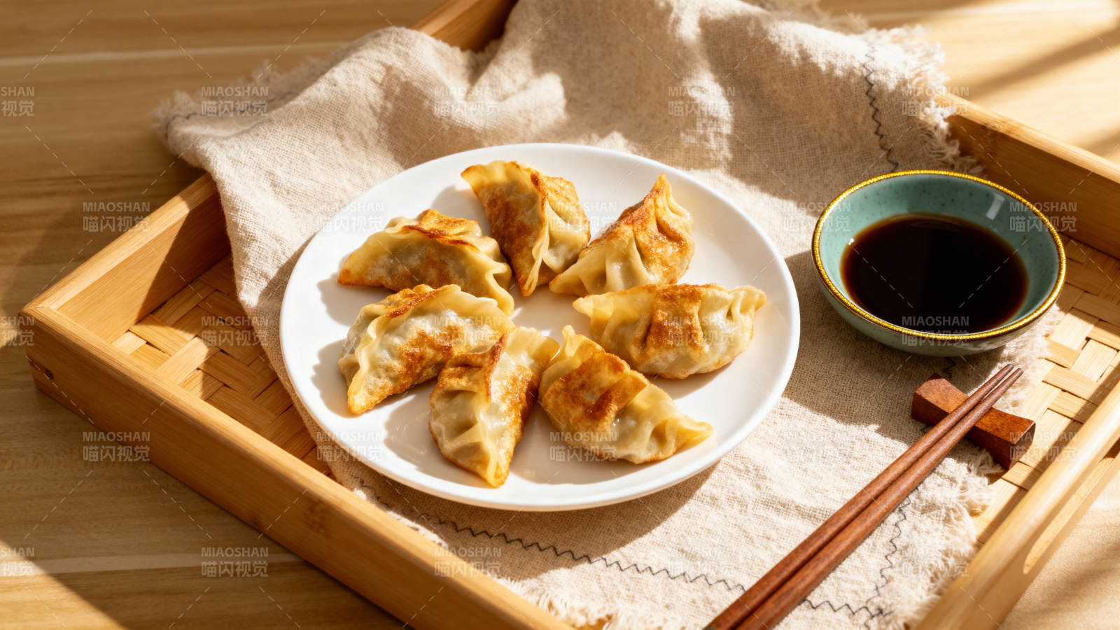 金黄煎饺配酱油图片