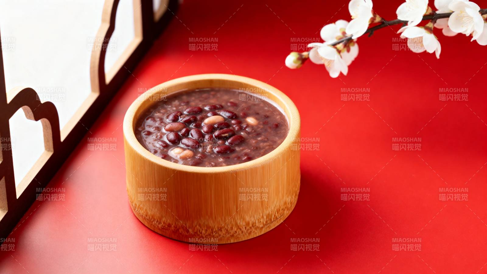 红豆粥配梅花枝图片