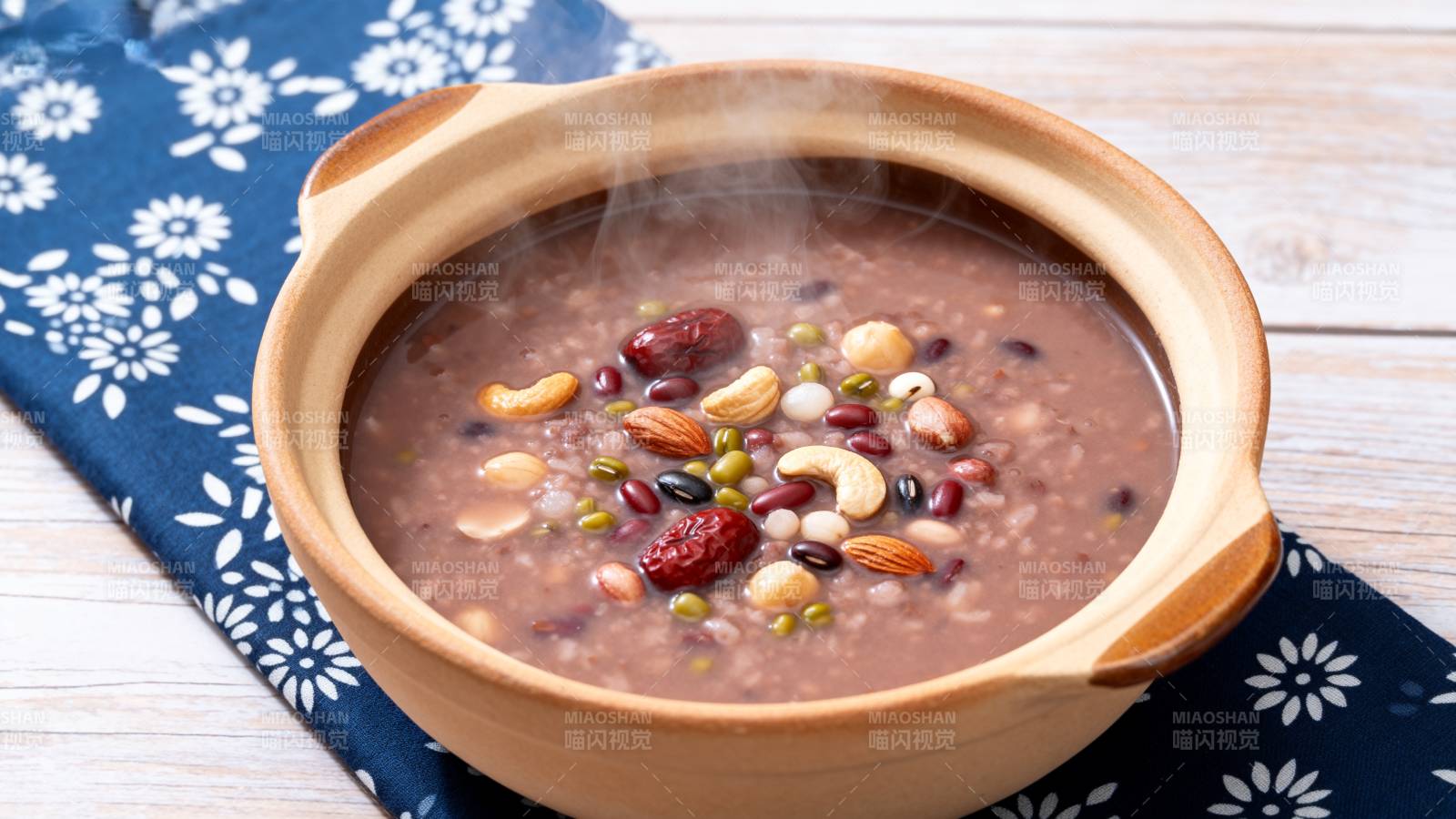 热腾腾的八宝粥图片