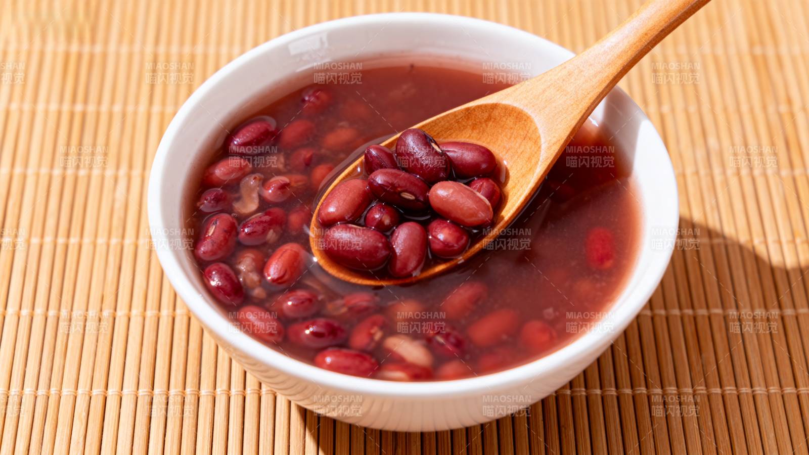 红豆汤盛碗中图片