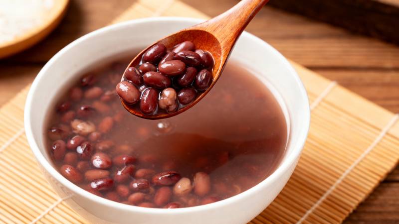 红豆汤盛碗中图片