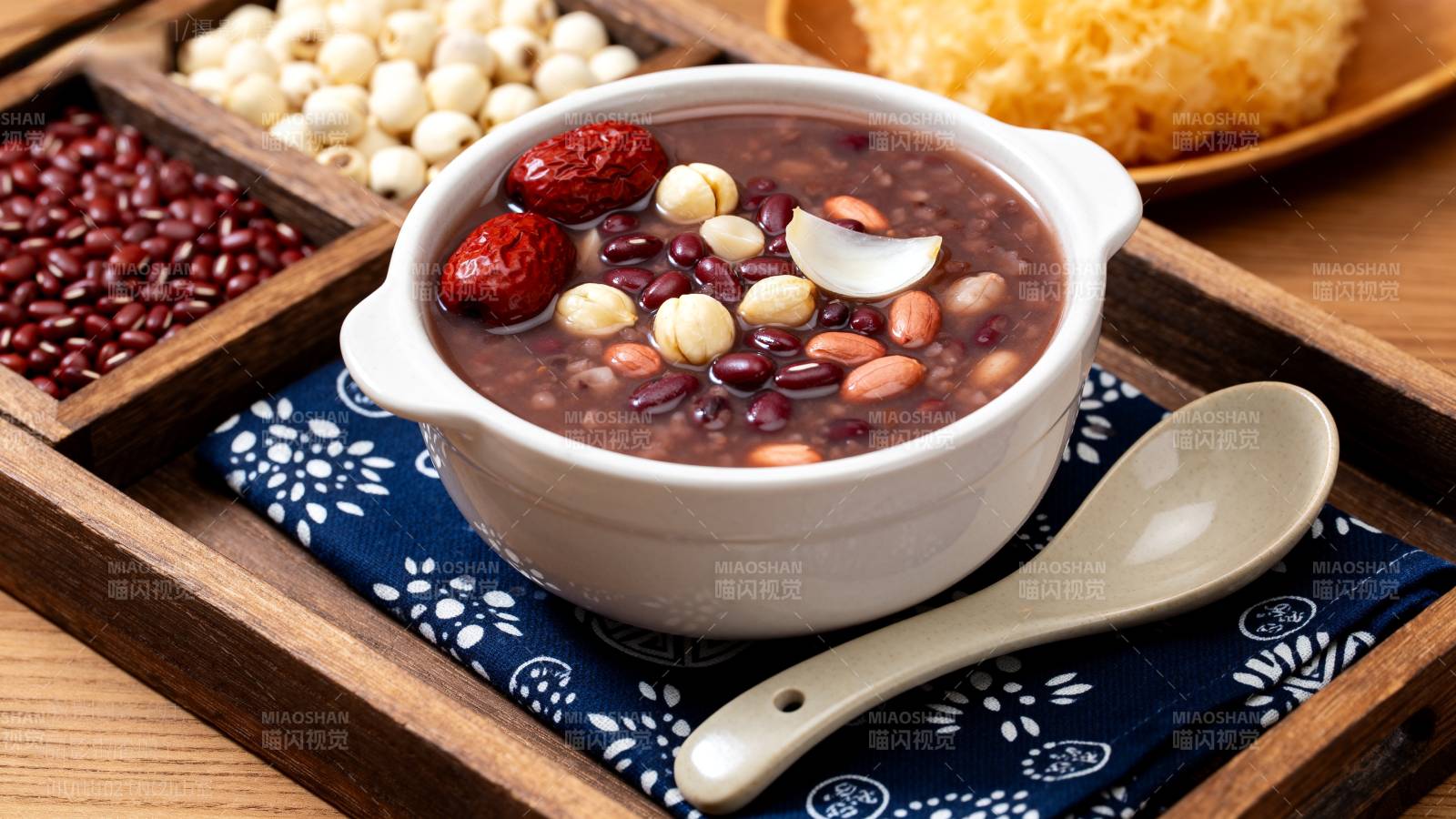 八宝粥配坚果红豆图片