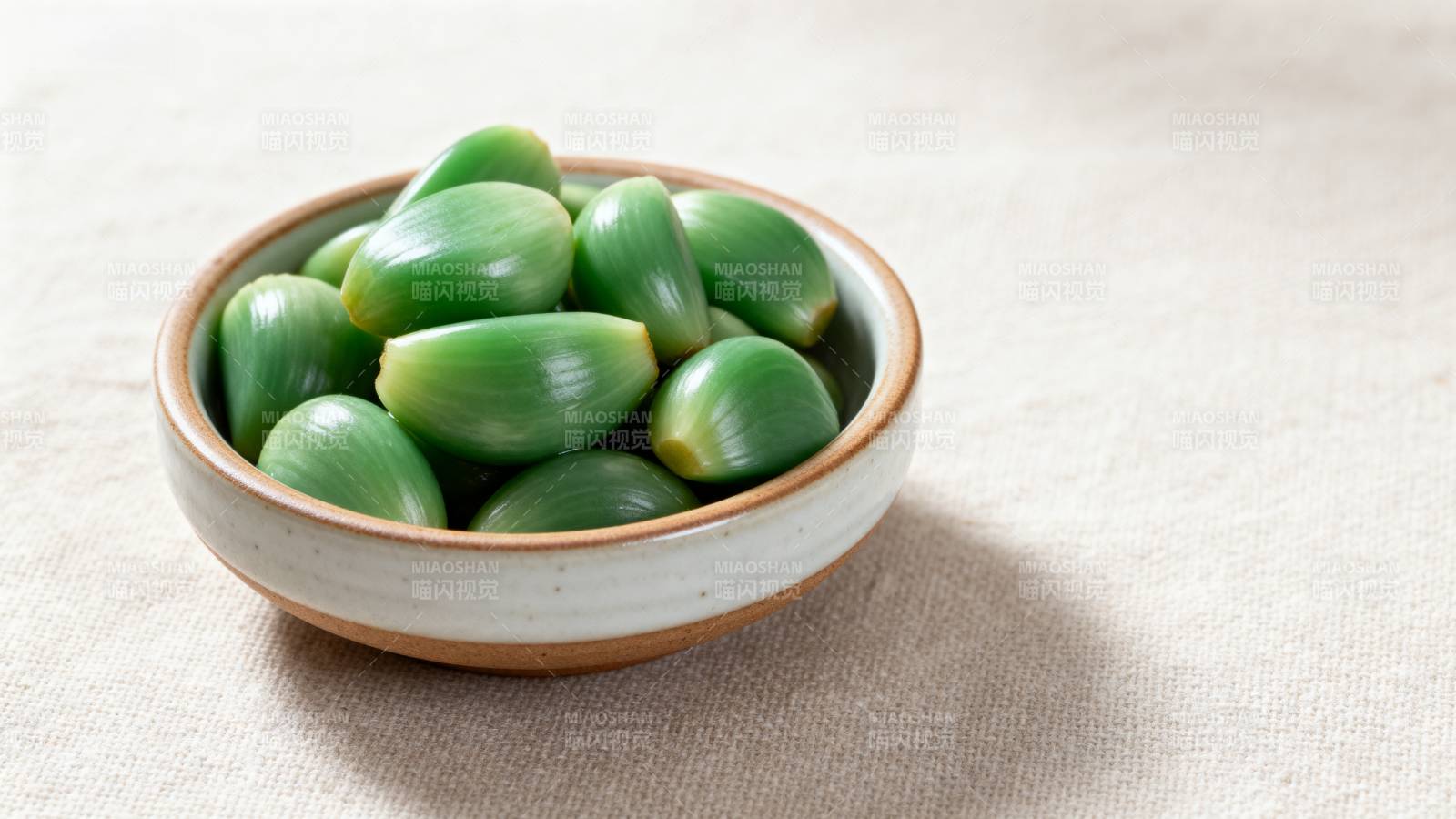 青蒜头小碗盛放图片