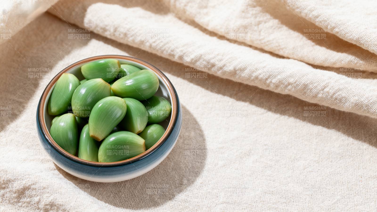 青豆小碗静置布上图片