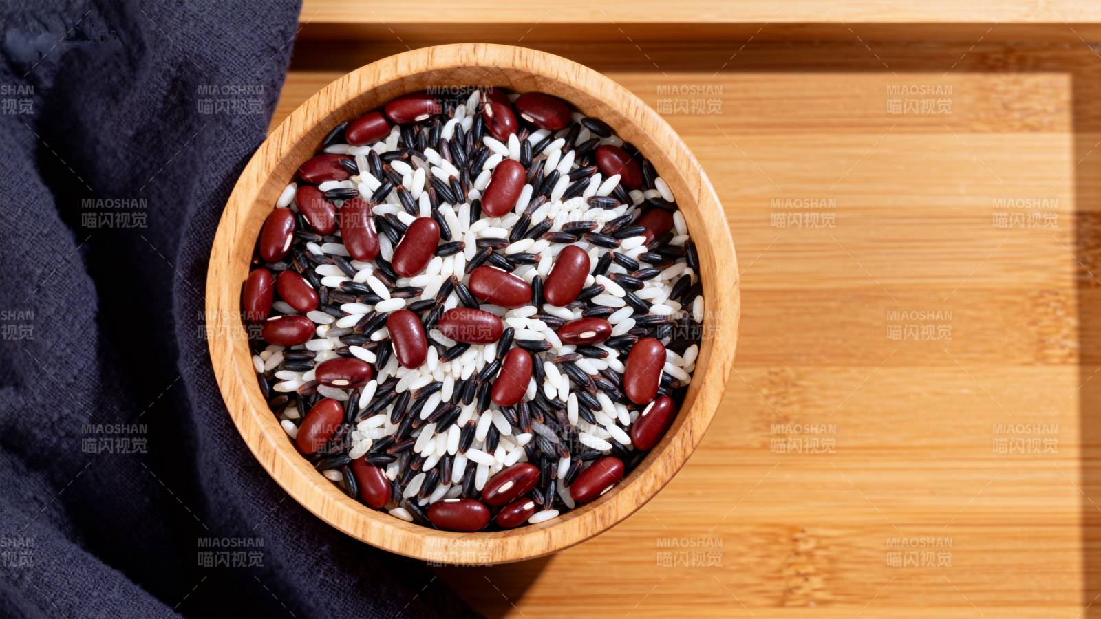 三色米粒碗中盛图片